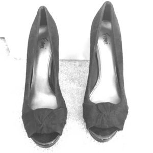 Classic black peep-toe pump
